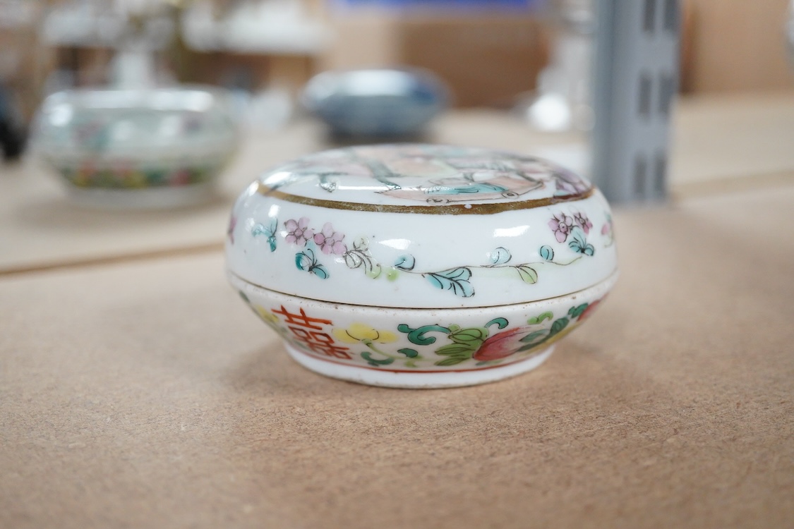 A Chinese famille rose circular box, late 19th century, 9cm diameter